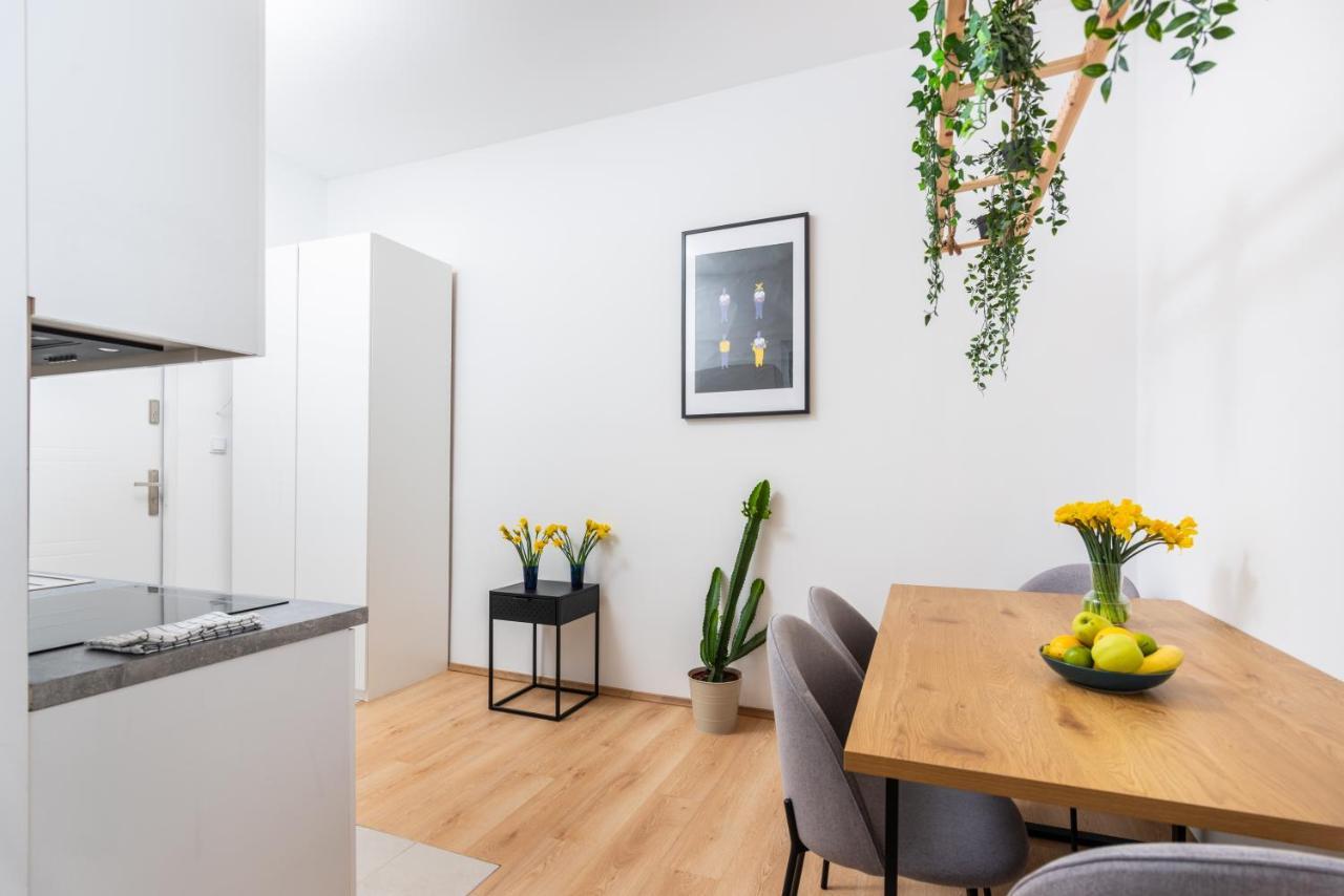 Modern Centrally Located Apartments - By Upstairs Krakau Exterior foto